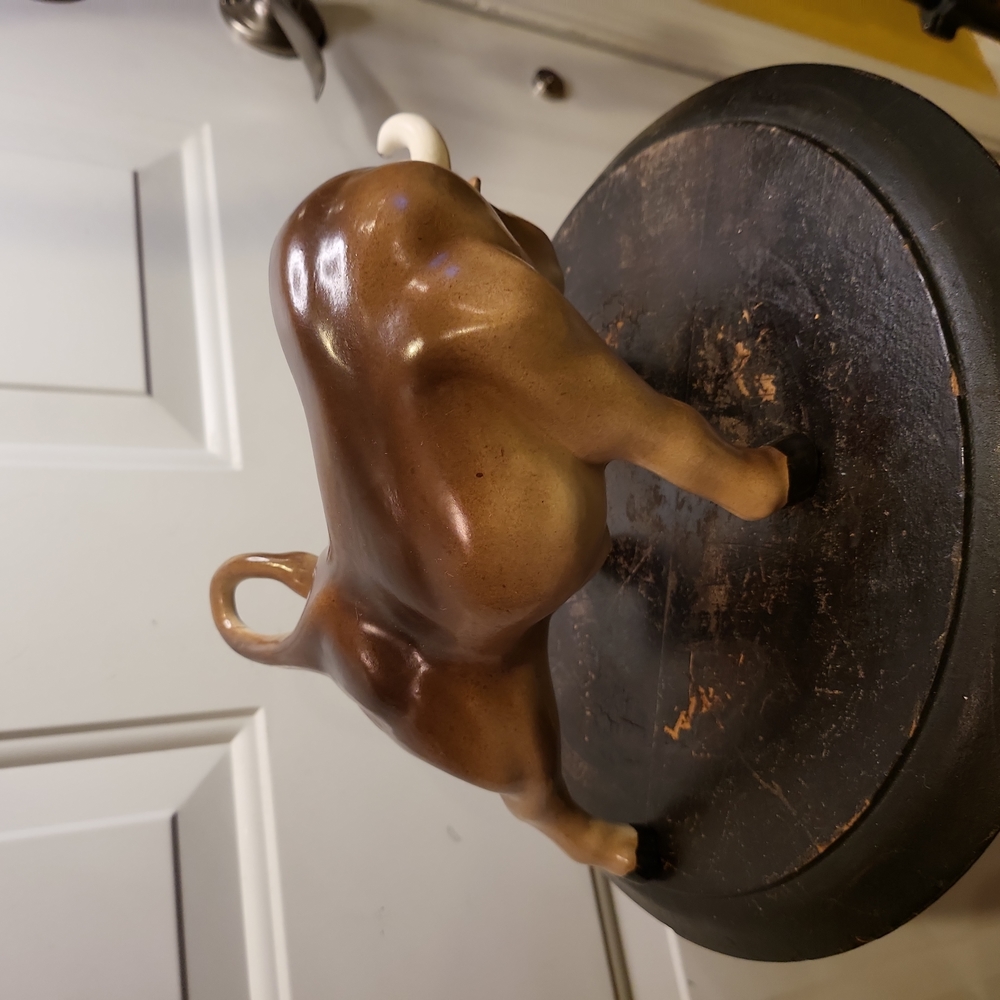 Mid Century Modern Pair of Ceramic Bulls Black and Brown - Picture 11 of 16